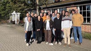 Eine Gruppe Wissenschaftler:innen schaut in die Kamera.