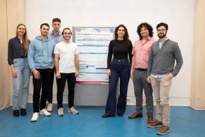 Eine Gruppe Wissenschaftler:innen schaut in die Kamera.