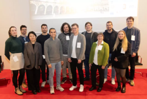 Eine Gruppe Wissenschaftler schaut in die Kamera. 