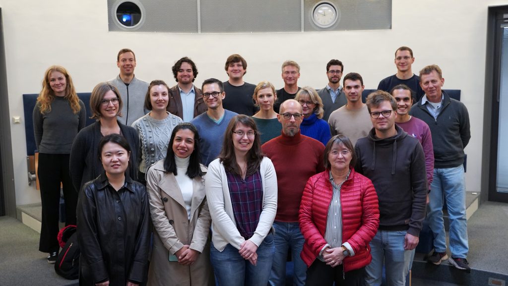 Eine Gruppe Wissenschaftler:innen blickt in die Kamera.